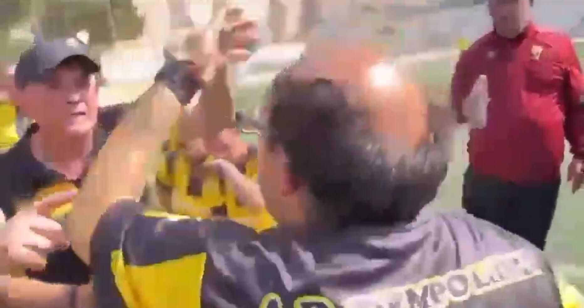  Joaquinito, en plena riña con su entrenador de la Asociación Deportiva TIempo Libre