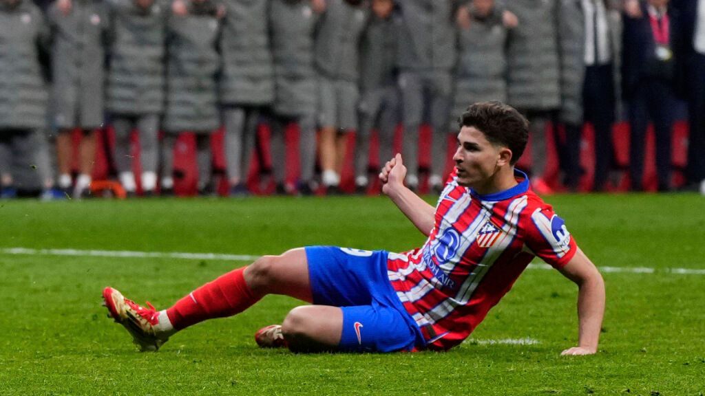  Julián Álvarez, tras lanzar el penalti (Cordon Press)