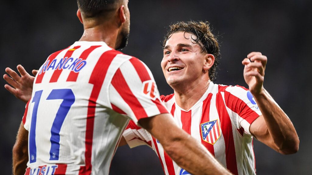  Hancko y Julián Álvarez celebran un gol con el Atlético de Madrid (Cordon Press)