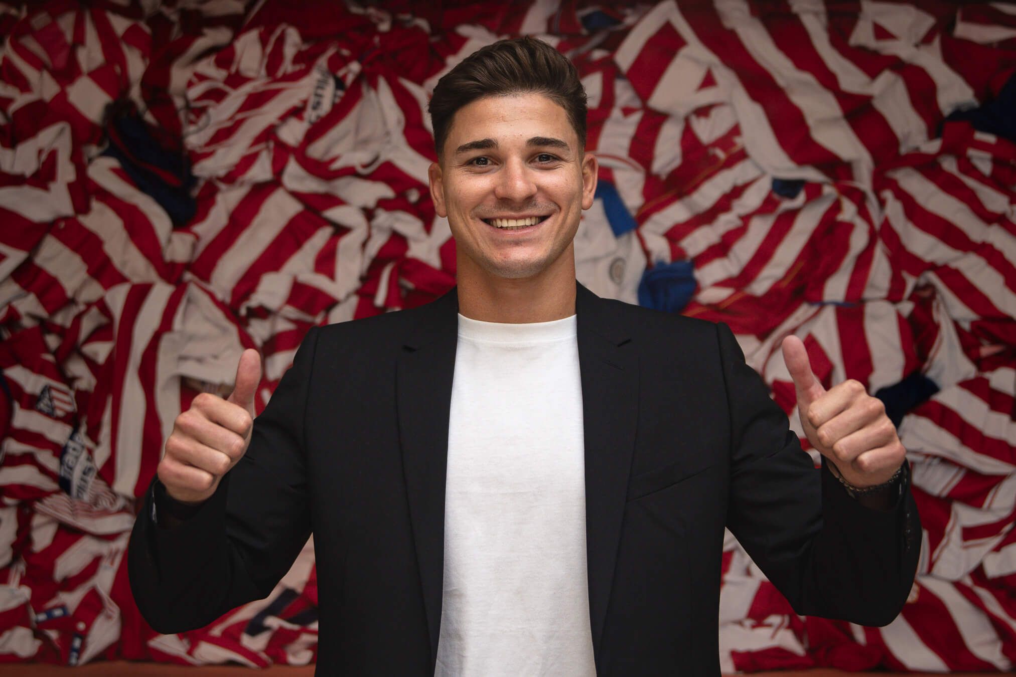  Julián Álvarez posa como nuevo jugador del Atlético de Madrid.