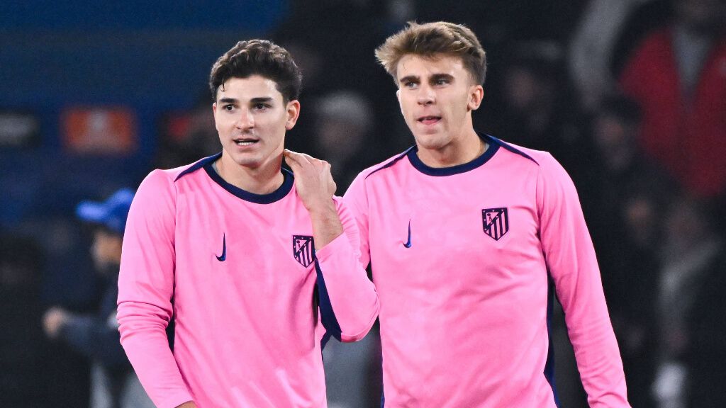  Julián Álvarez y Pablo Barrios, en un partido con el Atlético de Madrid (Cordon Press)