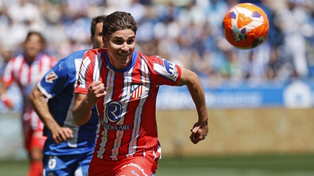  Julián Álvarez durante el partido contra el Alavés (Cordon Press)