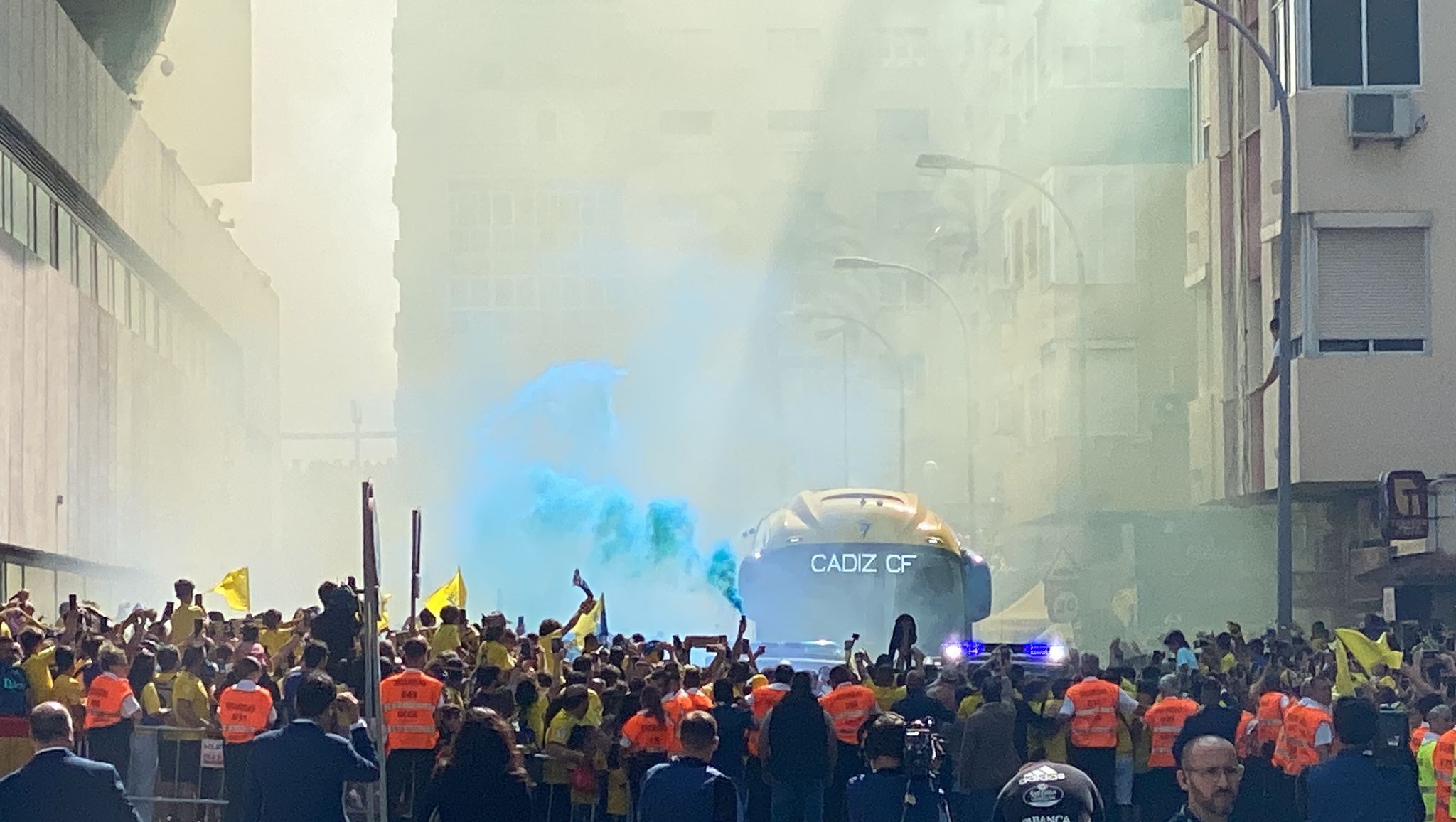 La afición del Cádiz recibe al equipo antes del Celta.