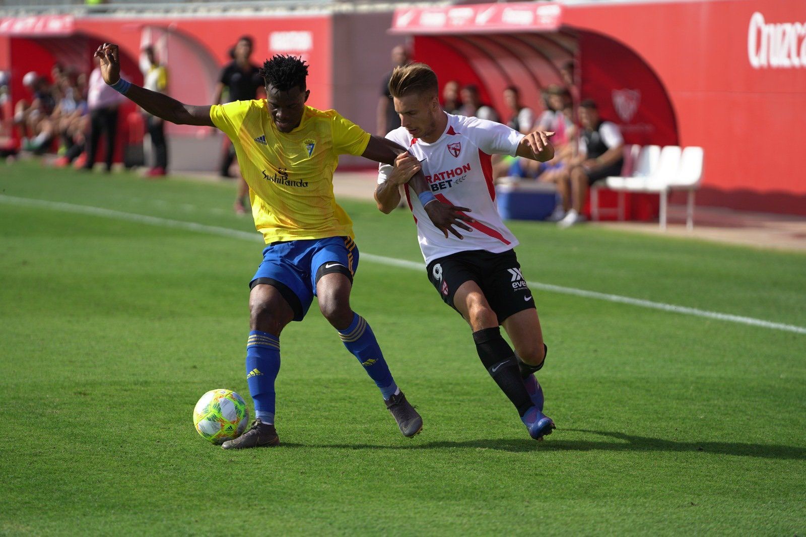  Saturday, en un lance del partido del Cádiz contra el filial del Sevilla en la Carretera de Utrera.