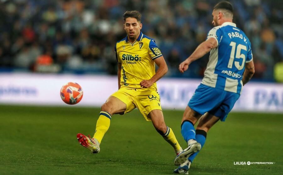  Lance del partido entre el Deportivo de La Coruña y el Cádiz disputado en Riazor.
