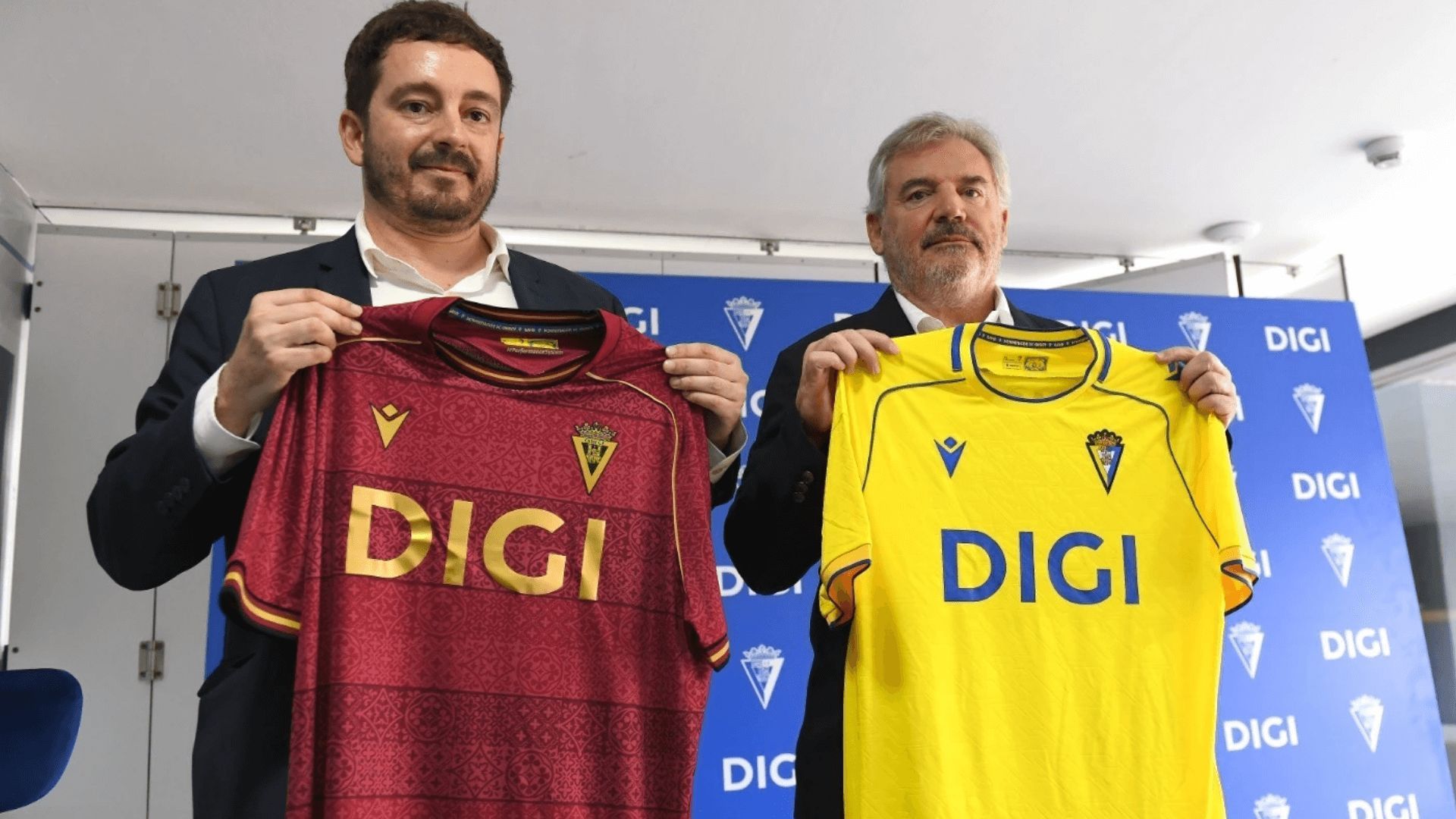 Las nuevas camisetas del Cádiz, con la publicidad de DIGI.