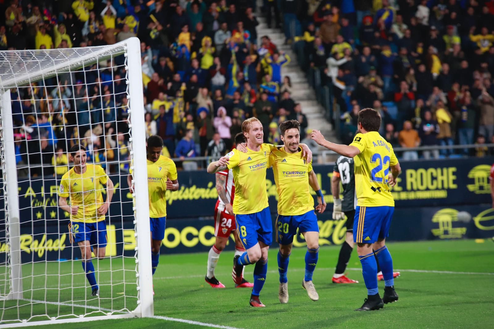  Los jugadores del Cádiz celebran el gol de Álex al Almería.