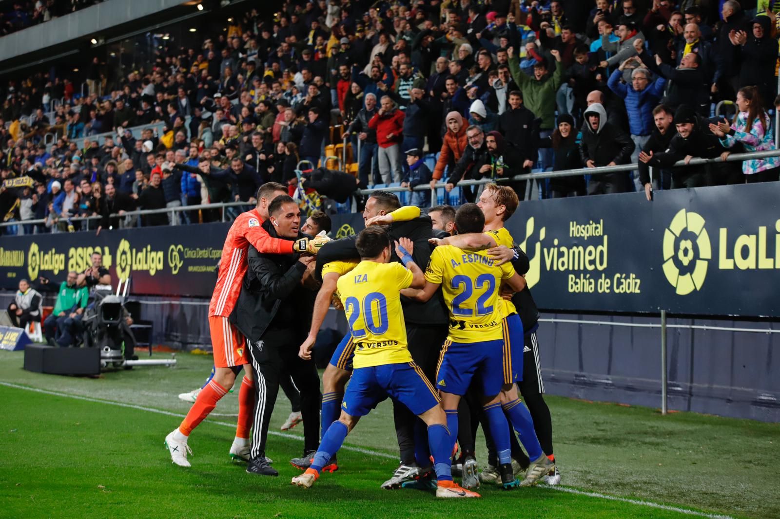  Los jugadores del Cádiz celebran el gol de Cala ante el Racing.