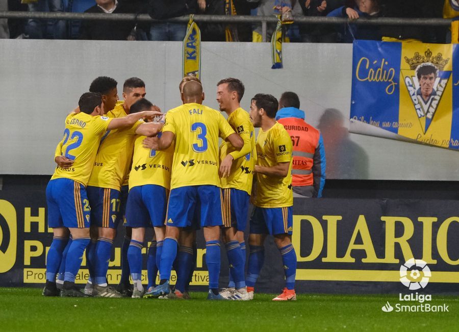 Los jugadores del Cádiz celebran el gol de Perea al Numancia.