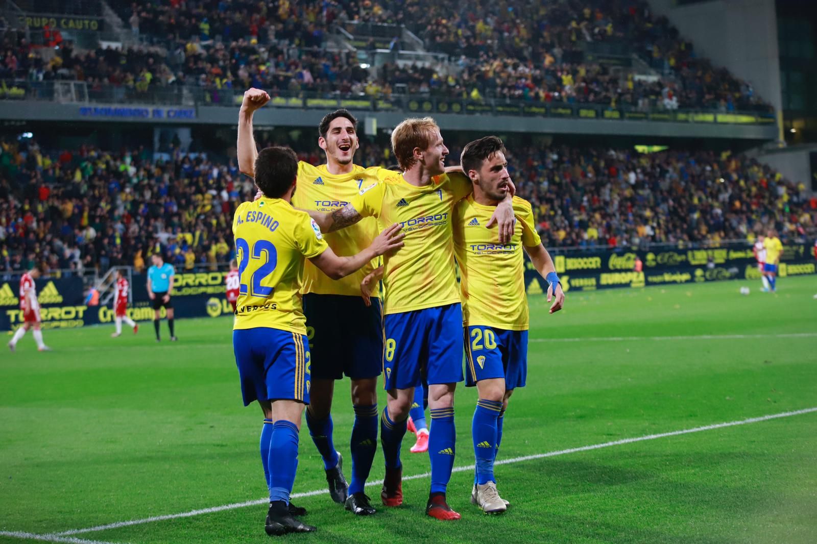  Los jugadores del Cádiz, tras el gol de Álex al Almería.