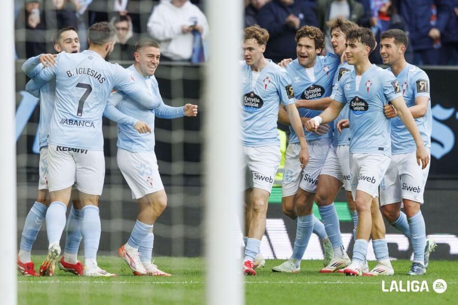 Los jugadores del Celta celebran el gol de Swedberg en el Celta-Betis.