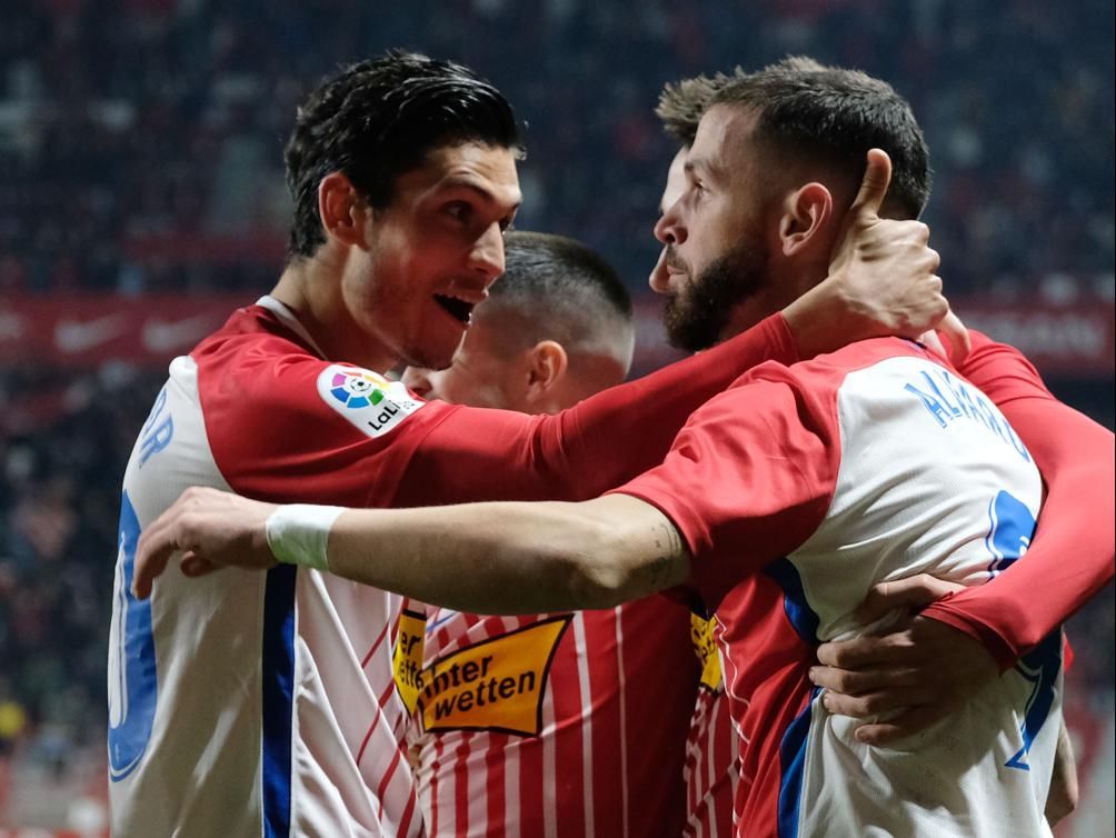  Los jugadores del Sporting celebran el gol de Álvaro Vázquez ante el Cádiz.