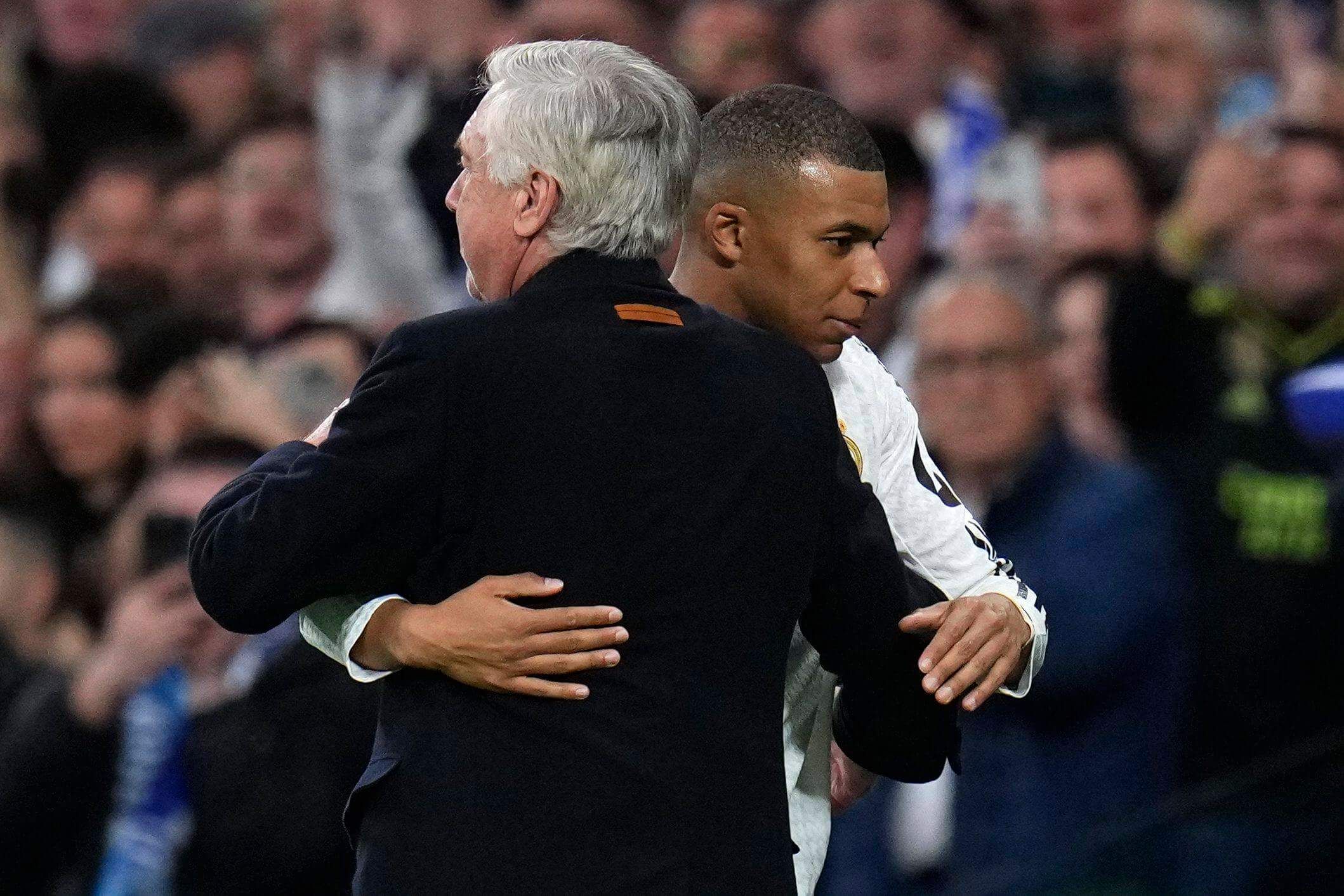  El abrazo de Carlo Ancelotti a Kylian Mbappé después de su hat-trick al City.