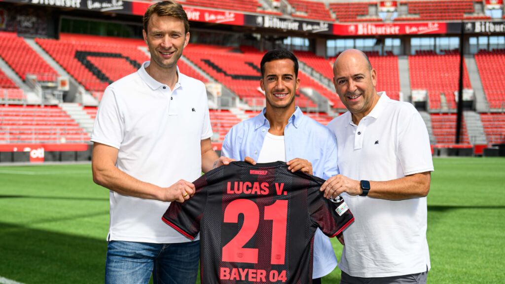 Lucas Vázquez posa con la camiseta del Bayer Leverkusen (Fuente: Bayer Leverkusen).