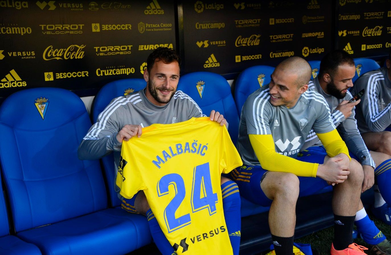  Malbasic, junto a Pombo, en el banquillo del Cádiz.
