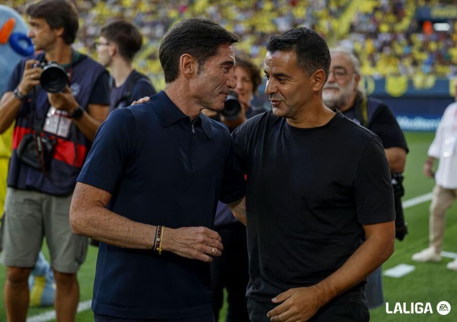 Marcelino García y Míchel se saludan antes del Villarreal-Girona.