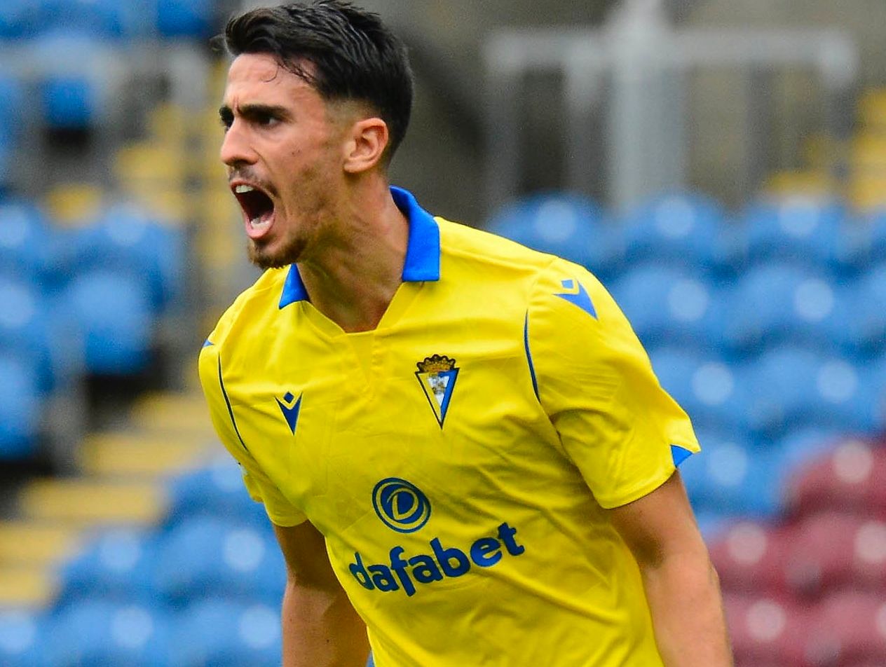  Martín Calderón celebra su gol con ante el Burnley.