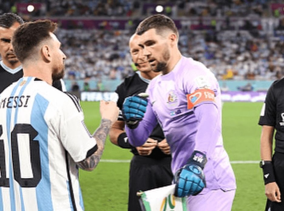  Mathew Ryan, un fijo con Australia, aquí saluda a Messi
