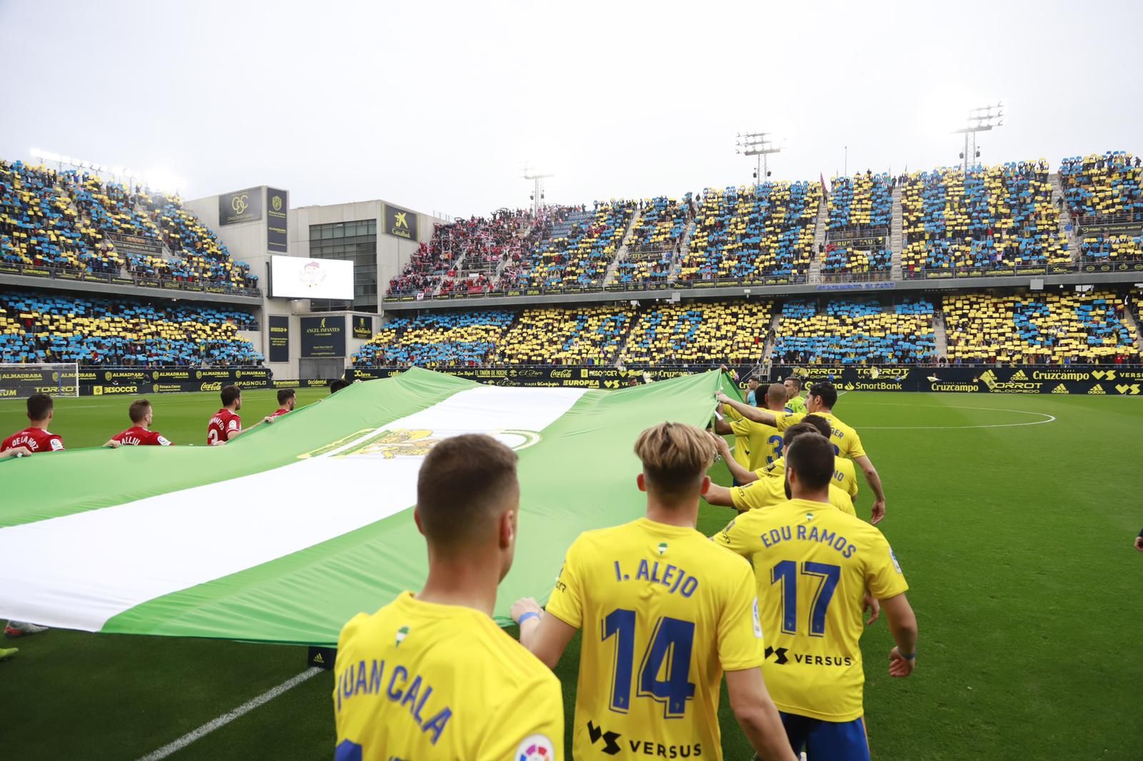  Mosaico de la afición del Cádiz en Carranza antes del partido ante el Almería (Foto: Cristo Garc