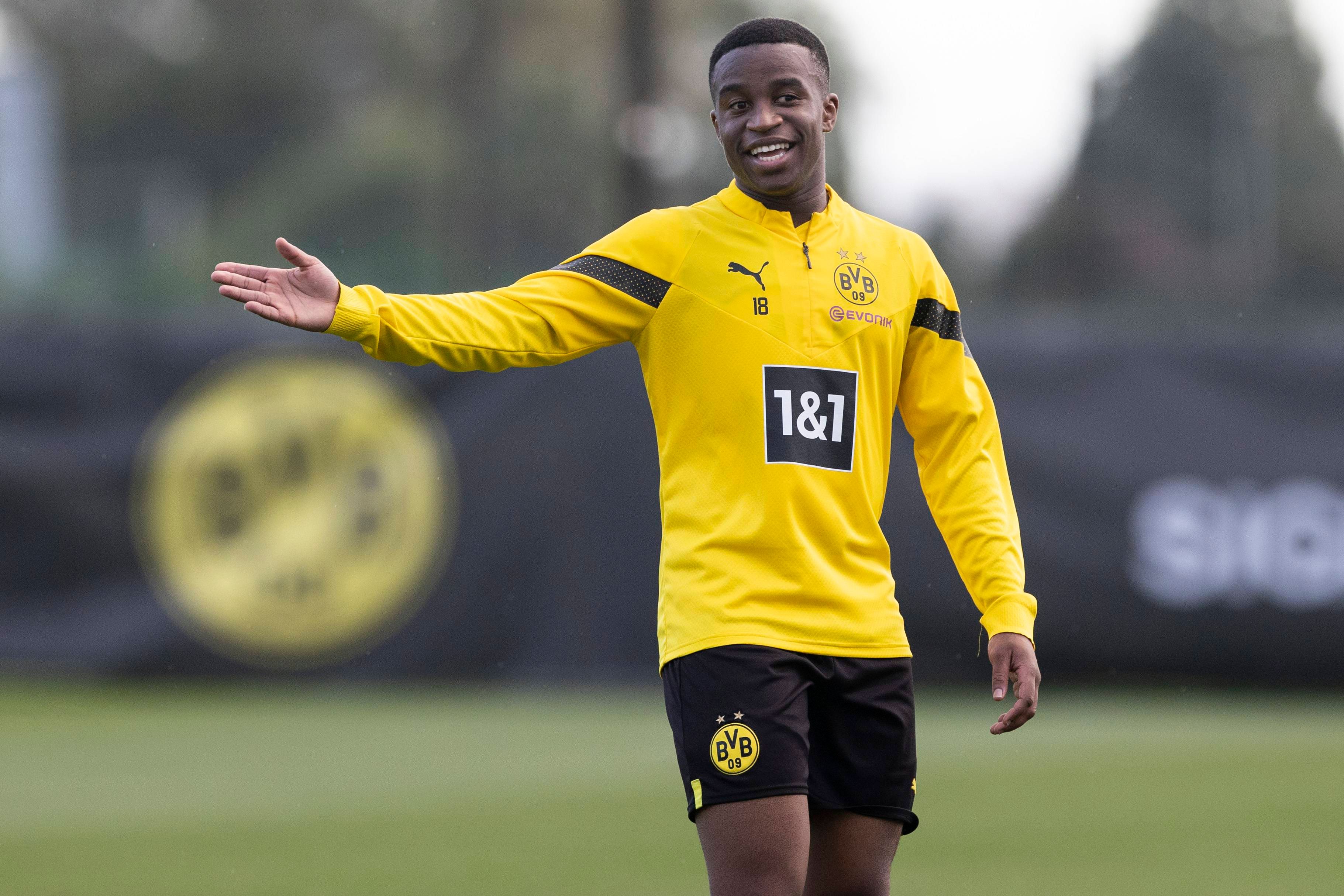  Moukoko entrenando con el Borussia Dortmund.