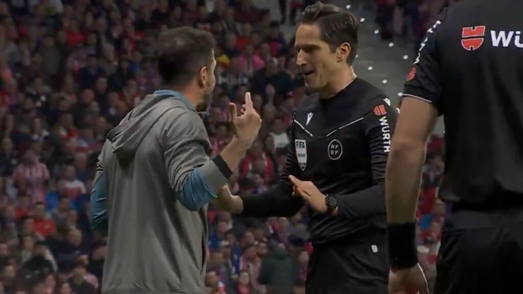 Munuera Montero explicando su decisión al Cholo (Captura de Movistar)