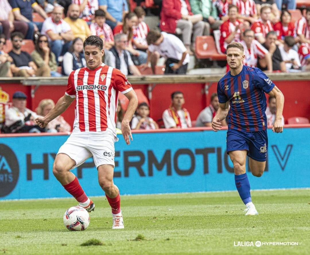 Lander Olaetxea en un lance del Sporting - Eldense.