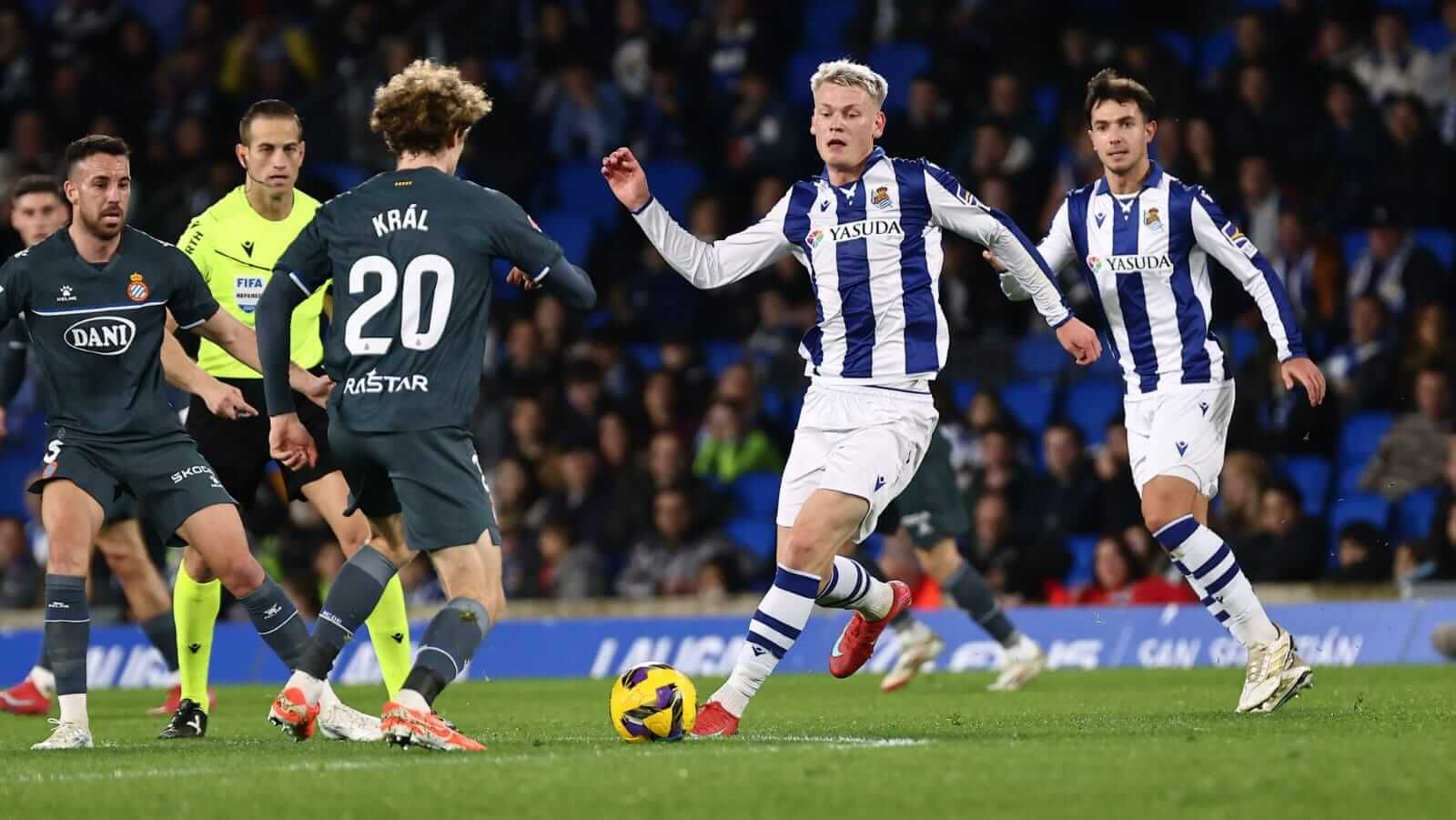 Orri Oskarsson en un lance del Real Sociedad-Espanyol.