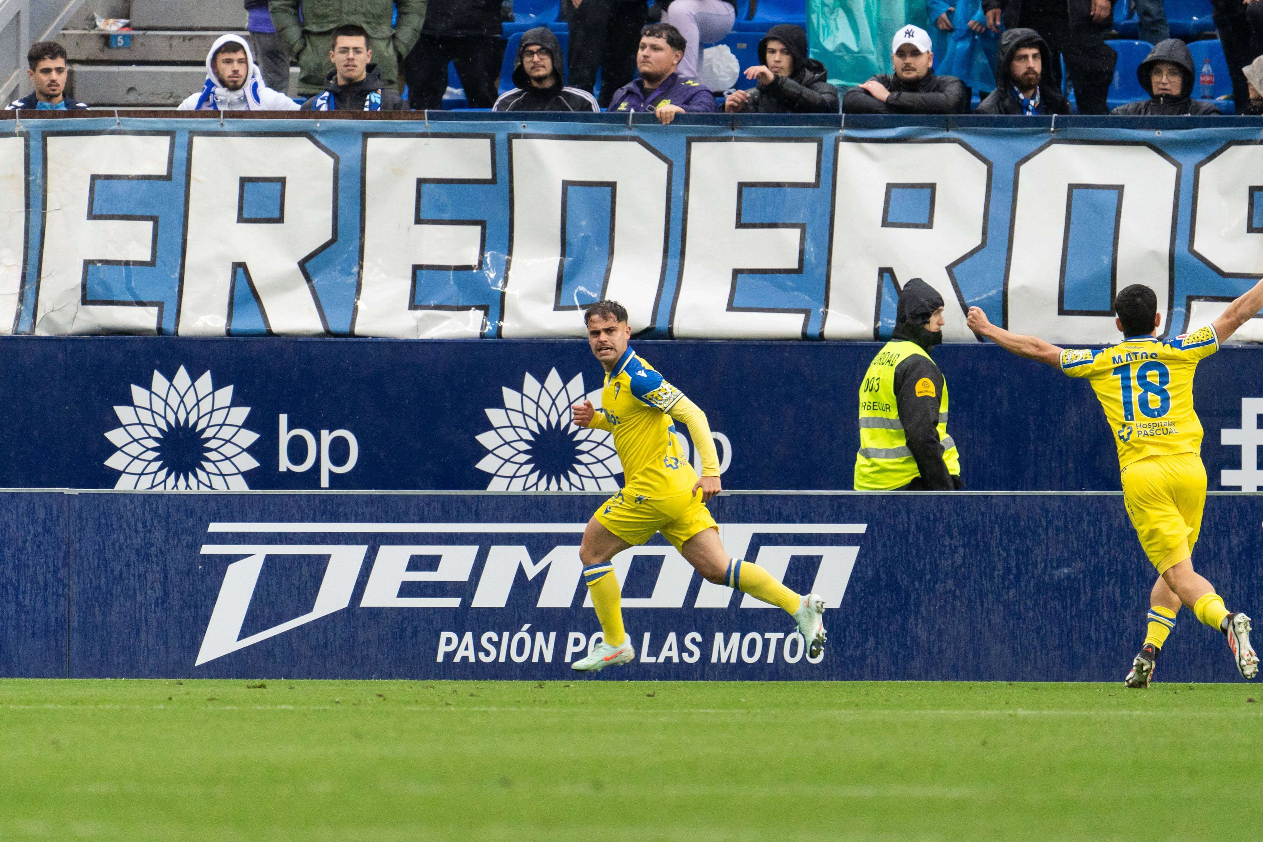 Óscar Melendo celebra su primer gol con el Cádiz.