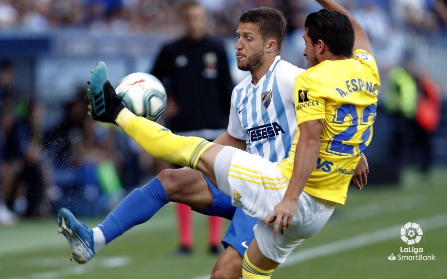  'Pacha' Espino pugna por un balón en el Málaga-Cádiz.