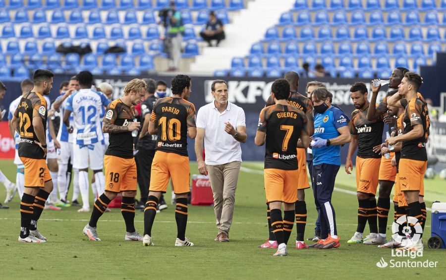 Pausa de hidratación en el CD Leganés - Valencia CF