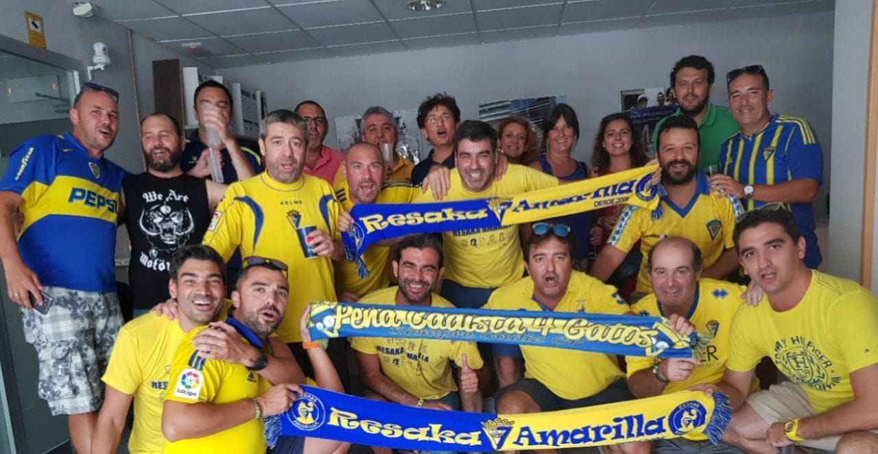 Aficionados de 'Resaka Amarilla', una de las dos peñas que se marchan.