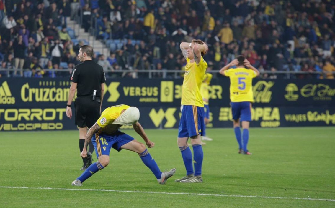 Alberto Perea y Álex Fernández se lamentan tras una ocasión fallada en el Cádiz-Elche.