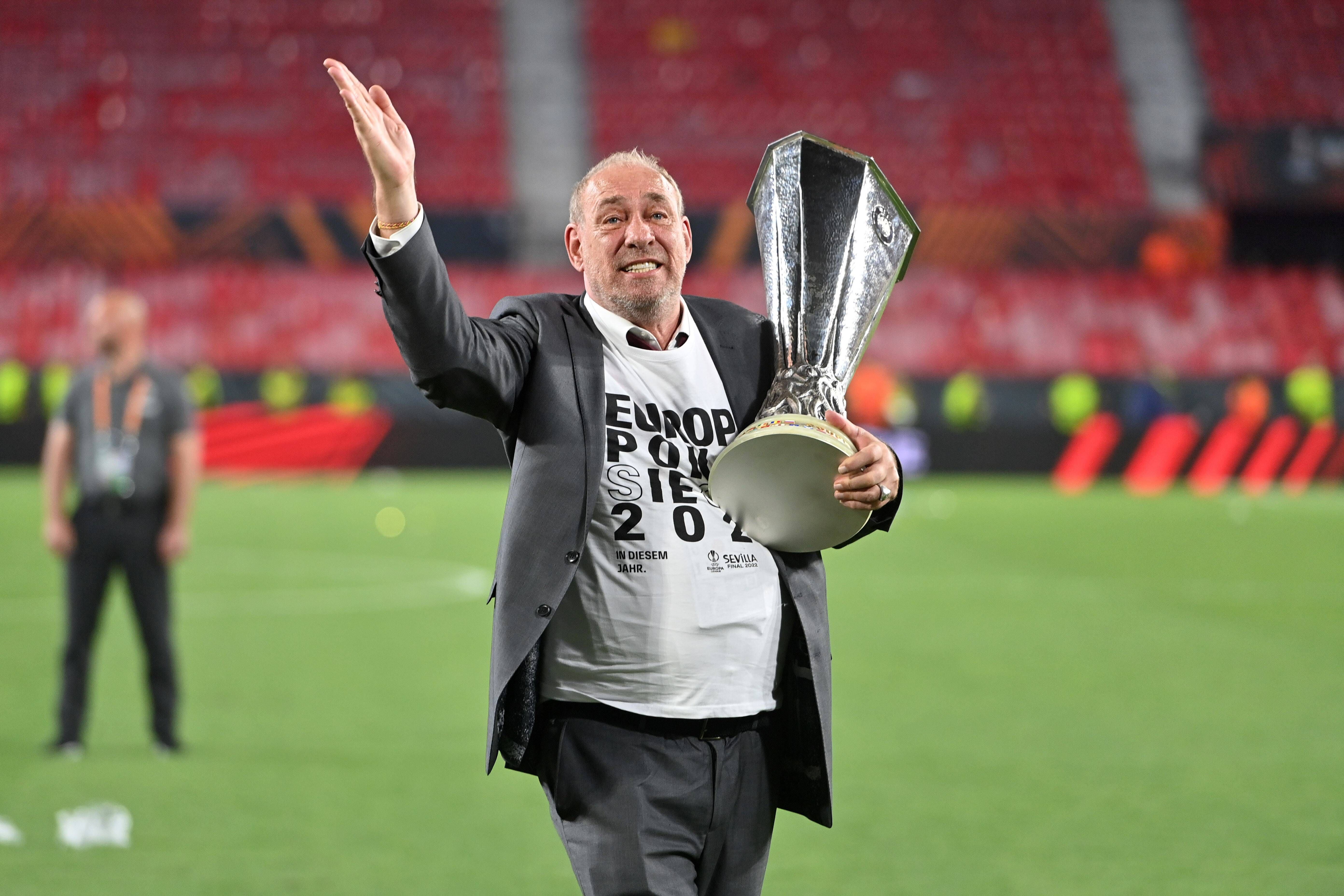 Peter Fischer celebrando el título de Europa League cosechado en Sevilla (Cordon Press)