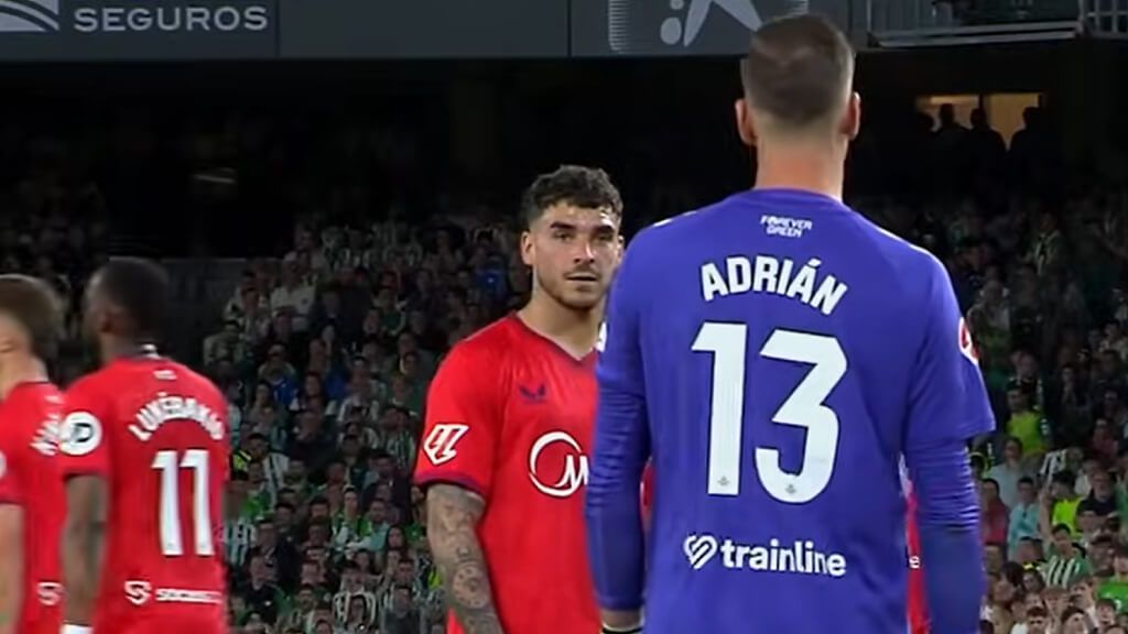  Isaac Romero, encarándose con Adrián San Miguel.