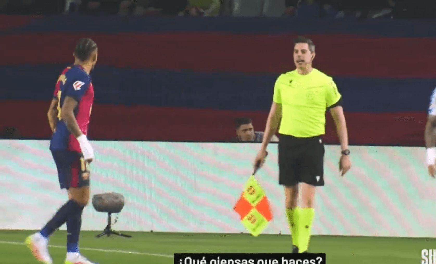  Raphinha se dirige al linier en el Barcelona-Betis.