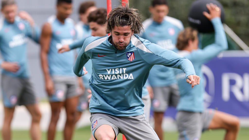  Rodrigo De Paul con el patrocinio de Visit Rwanda en su ropa de entrenamiento ('X' Atleti)