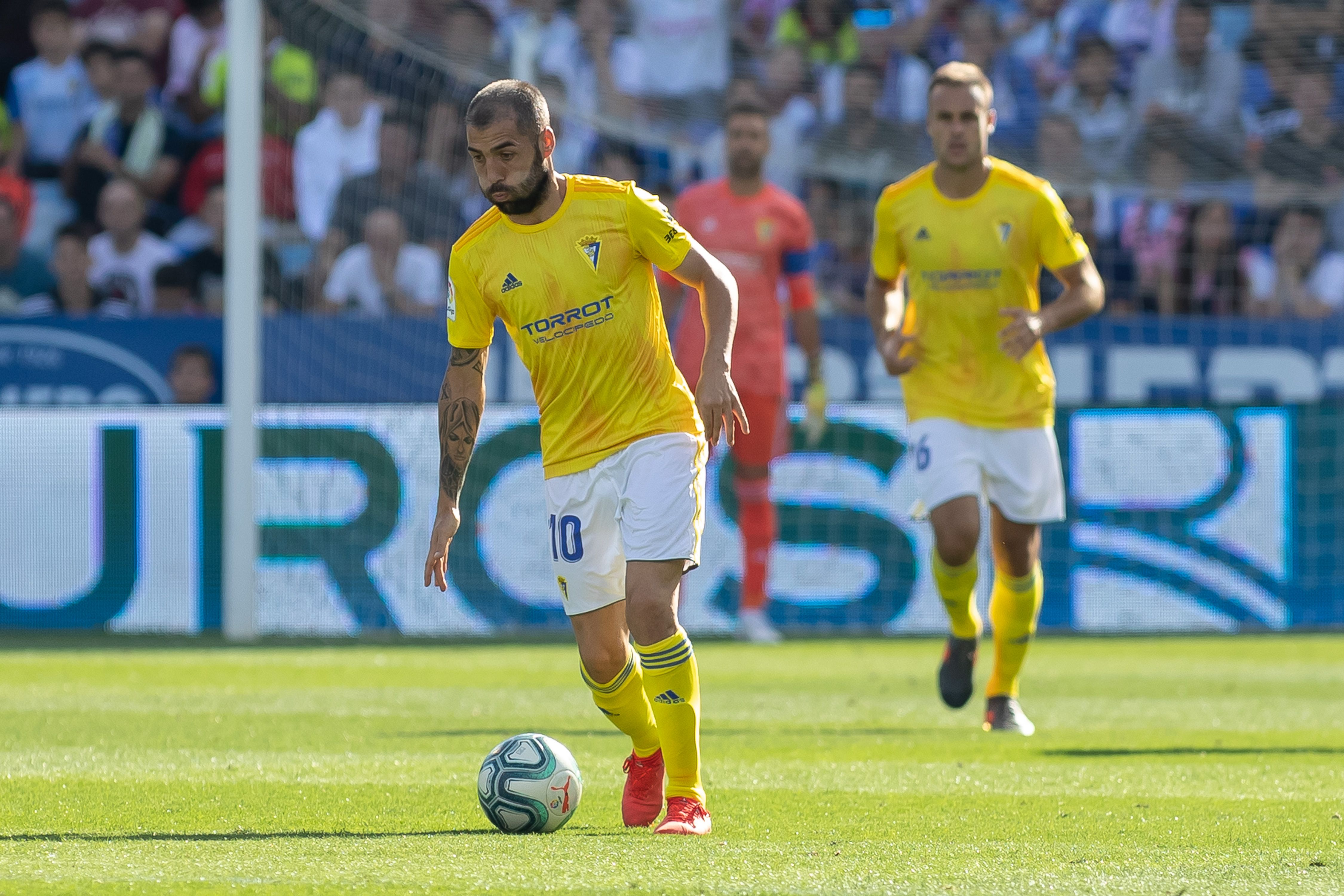  Alberto Perea presiona a Raúl Guti durante el Real Zaragoza-Cádiz.