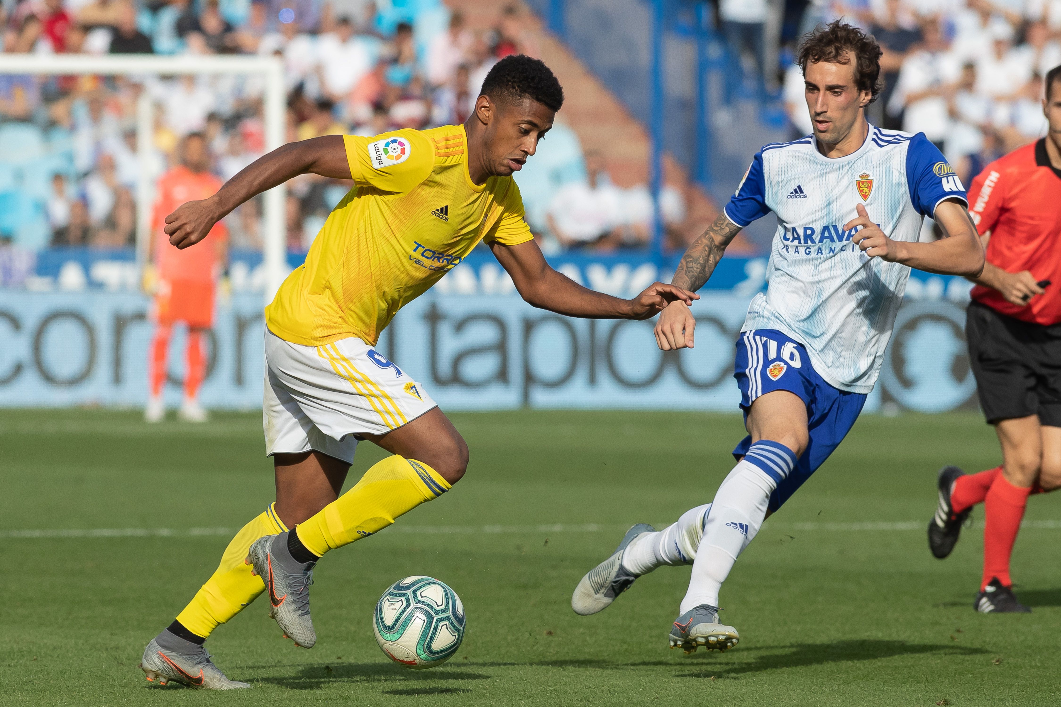  'Choco' Lozano protege el balón ante Eguaras.