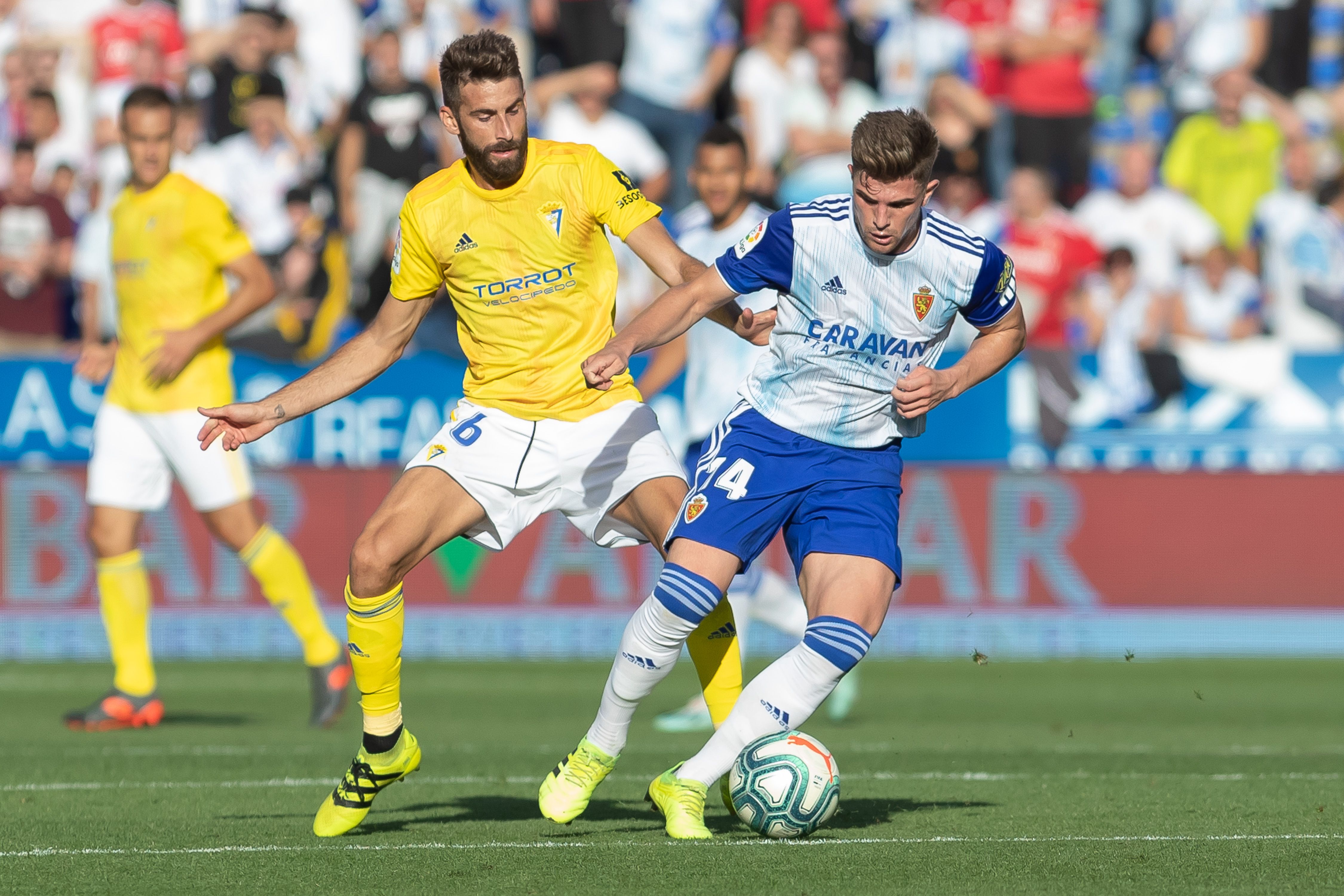  José Mari presiona a Raúl Guti.