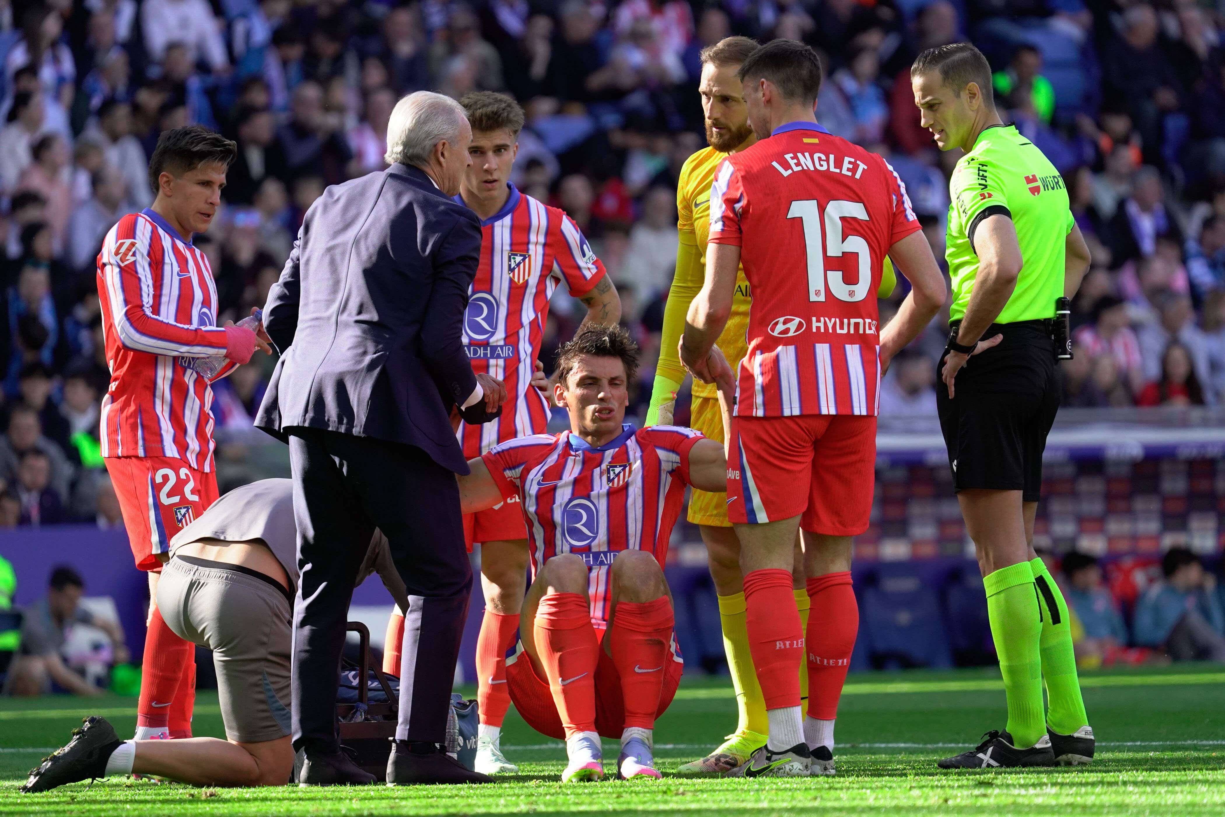  Robin Le Normand, tras el golpe en la cabeza, atendido por los médicos (Cordon Press)
