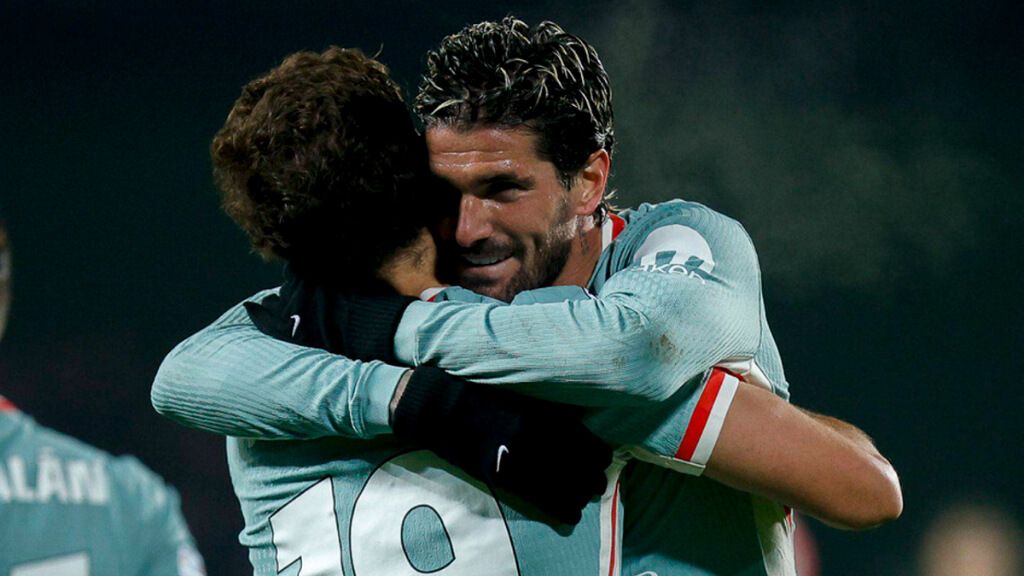  Rodrigo de Paul abraza a Julián Álvarez tras un gol (Cordon Press)