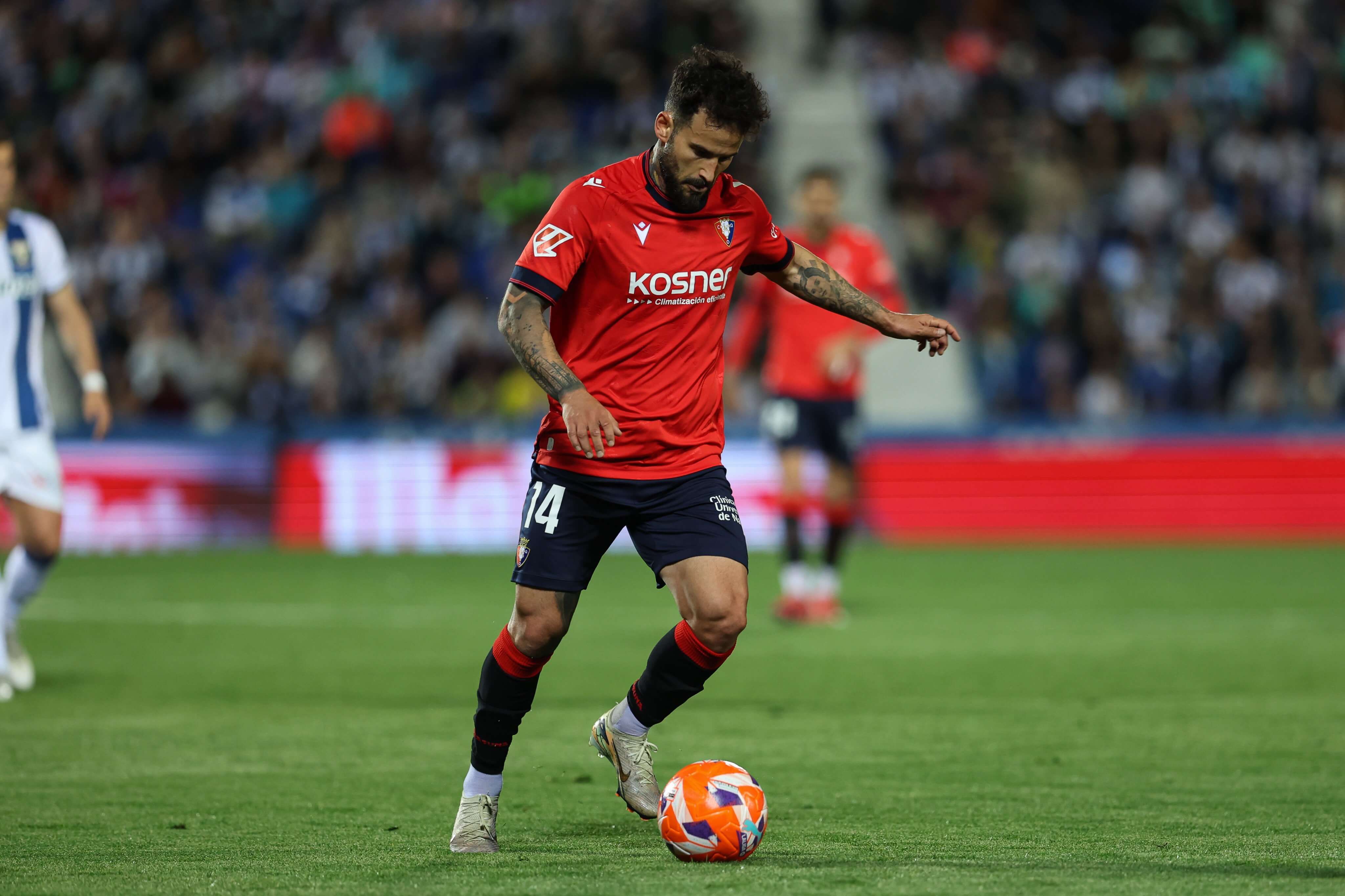 Rubén García controla un balón en el Leganés-Osasuna.
