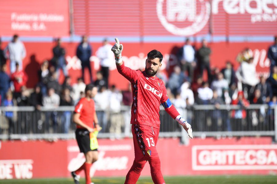  David Gil porta el brazalete de capitán durante un partido con el Cádiz CF de esta temporada.