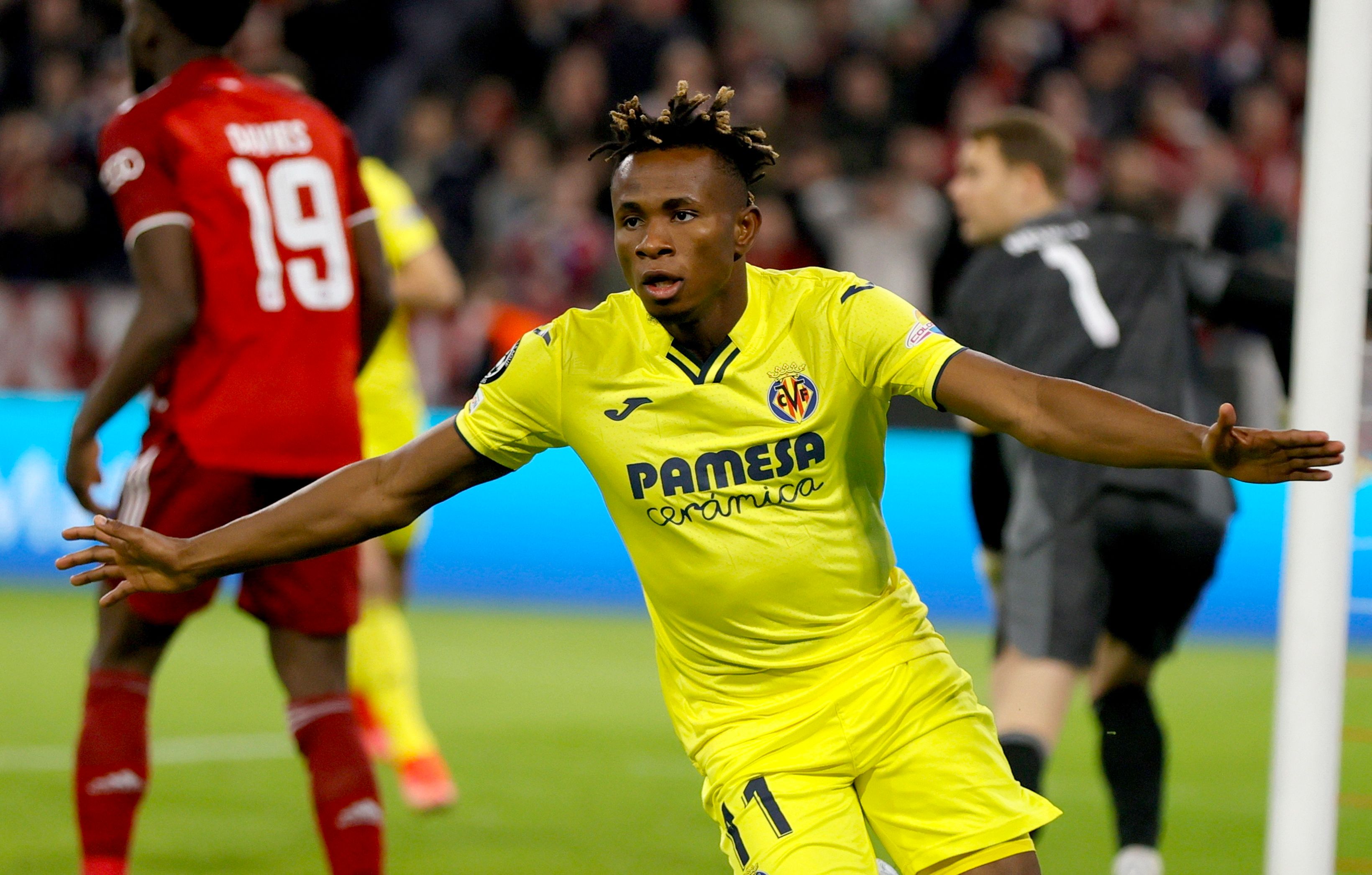 Samu Chukwueze celebra su gol al Bayern de Múnich.
