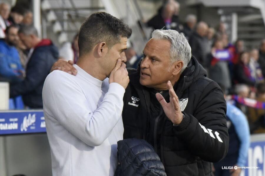 Saludo entre Antonio Hidalgo y Sergio Pellicer antes del Huesca-Málaga.