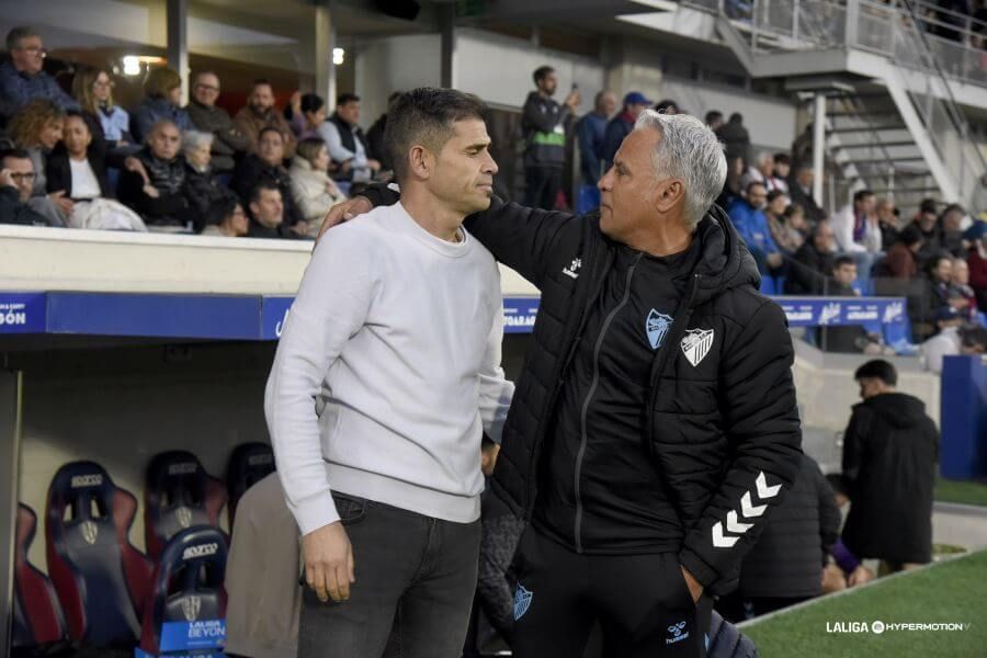 Saludo entre Antonio Hidalgo y Sergio Pellicer antes del Huesca-Málaga.