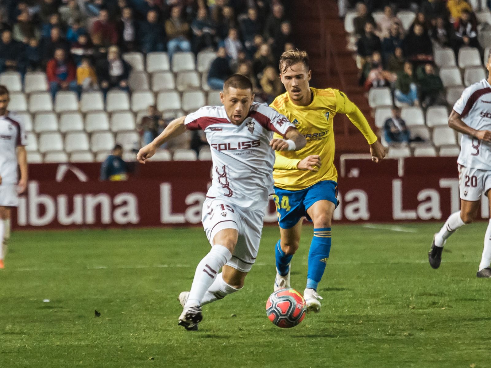 Sergio González persigue a Carlos Javier Acuña en el Albacete-Cádiz.