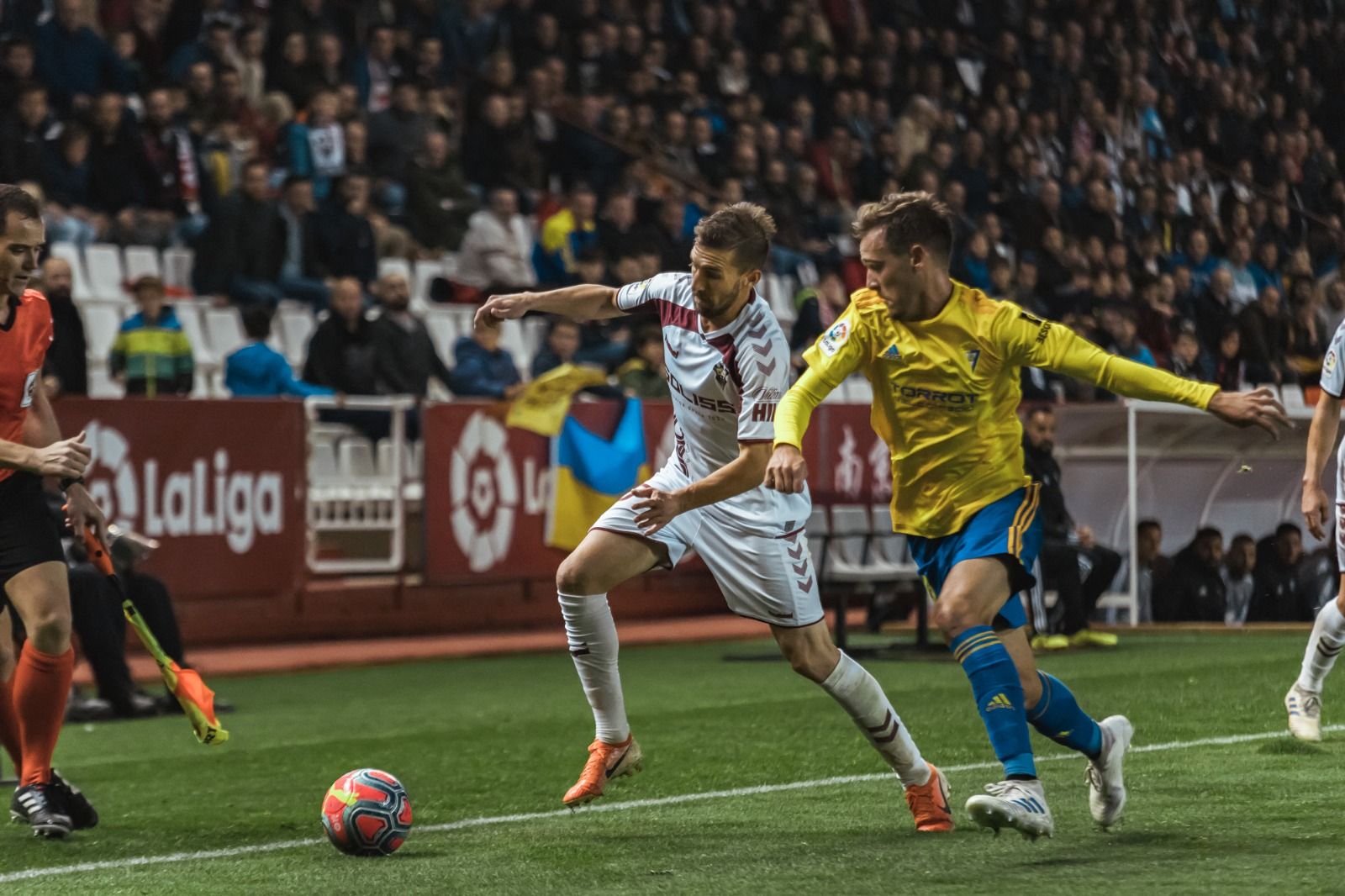 Sergio González presiona a Alberto Benito en el Albacete-Cádiz.