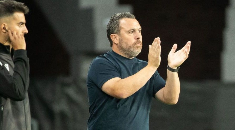  Sergio arenga a sus jugadores durante el Celta-Cádiz