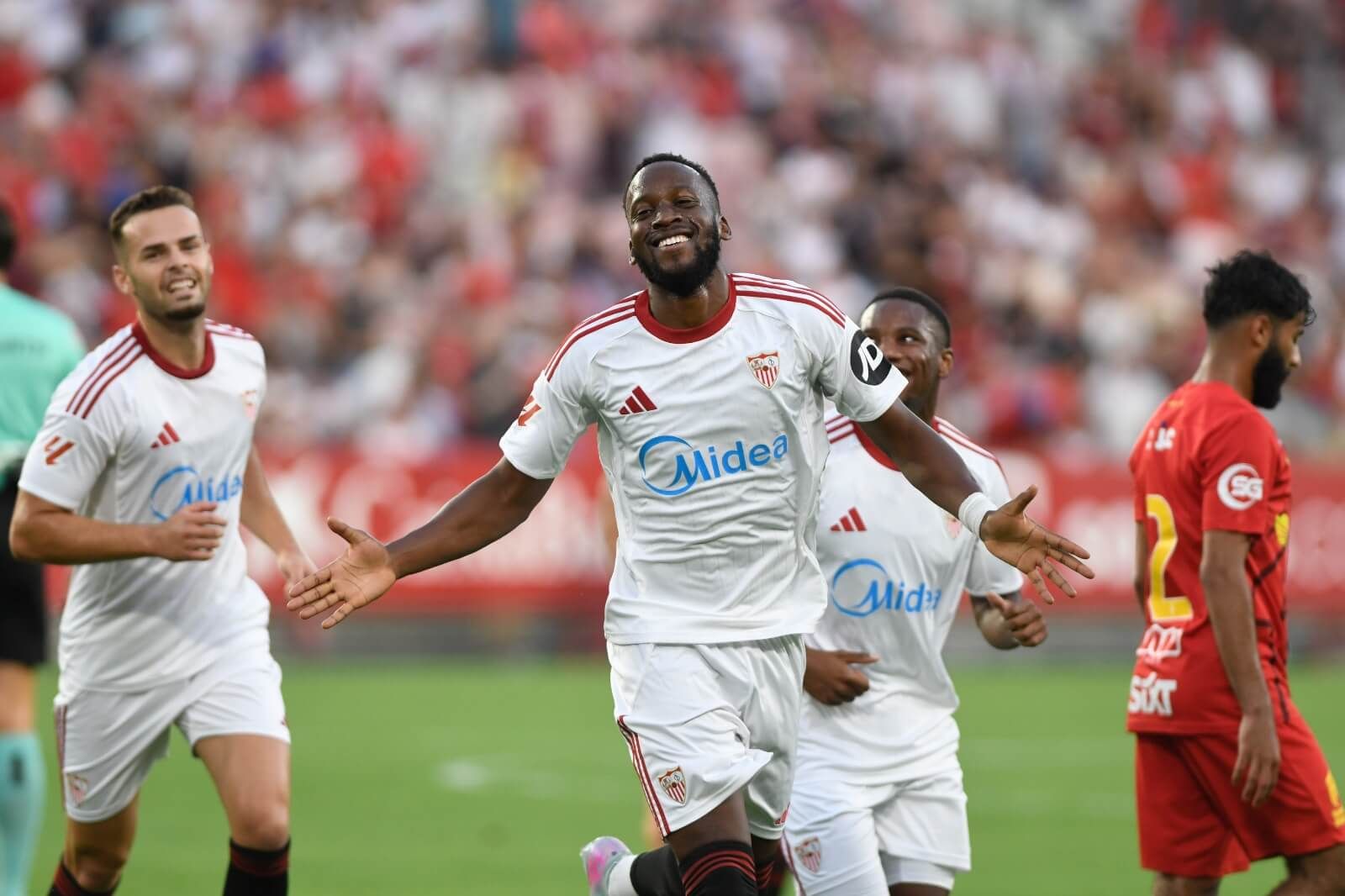  Lukebakio celebra su gol en el Trofeo Antonio Puerta.